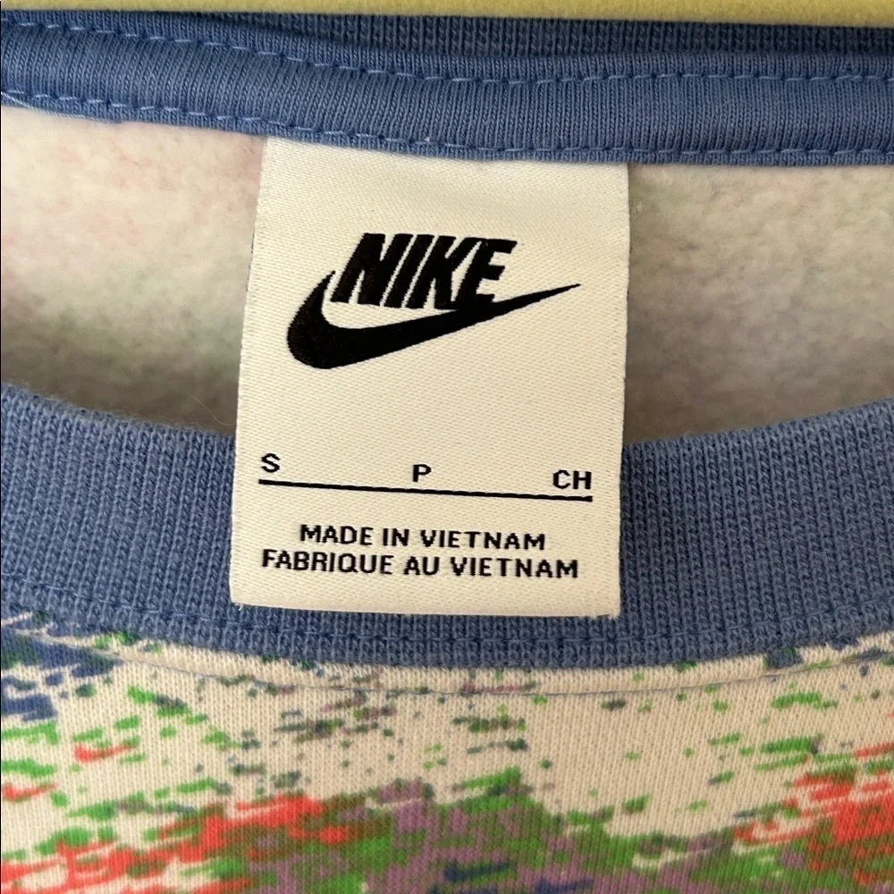 Nike Sportswear Oversized Sweatshirt Multicolor. Cropped. Size Small. PTP: 27”.